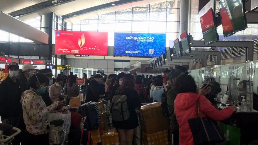 Passengers passing through Noi Bai airport hit record high